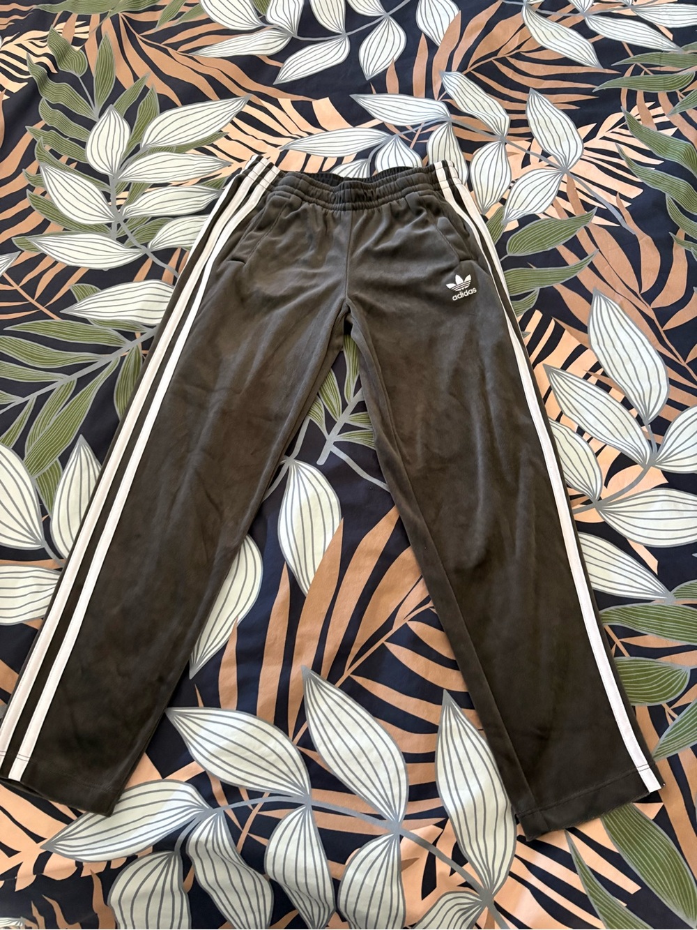 Adidas Velour Dark Gray Straight Leg SweatPant Girl's - Size S (9-10 Y)